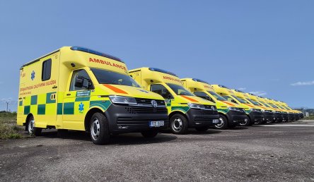 Jihočeská záchranná služba pokračuje v modernizaci vozového parku. Pořídila nová sanitní vozidla i první elektromobil